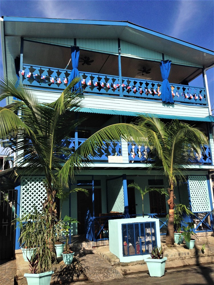 Entire Apartment Building of 7 Units in the Heart of Bocas del Toro Downtown - Fully Furnished - Titled Property - Significant Income - Edificio de apartamentos completo de 7 unidades en Bocas del Toro photo 10