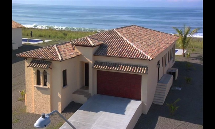 4 Bedroom Oceanfront House in Las Olas, Panama near Costa Rica - Casa de 4 Dormitorios Frente al Mar en Las Olas, La Barqueta,  Panamá