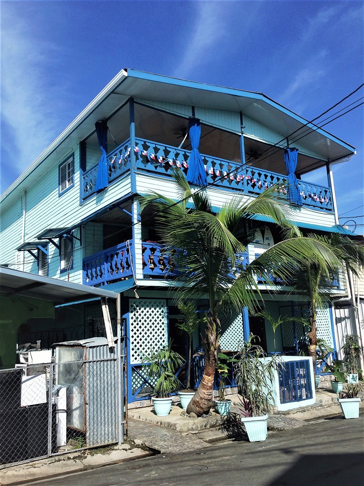 Entire Apartment Building of 7 Units in the Heart of Bocas del Toro Downtown - Fully Furnished - Titled Property - Significant Income - Edificio de apartamentos completo de 7 unidades en Bocas del Toro photo 5