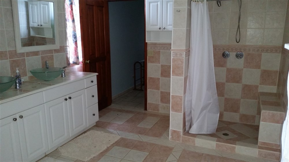 High Quality Custom Home in Boquete with New Upgrades – Vivienda Personalizada de Alta Calidad en un Gran Lote en Jaramillo photo 6