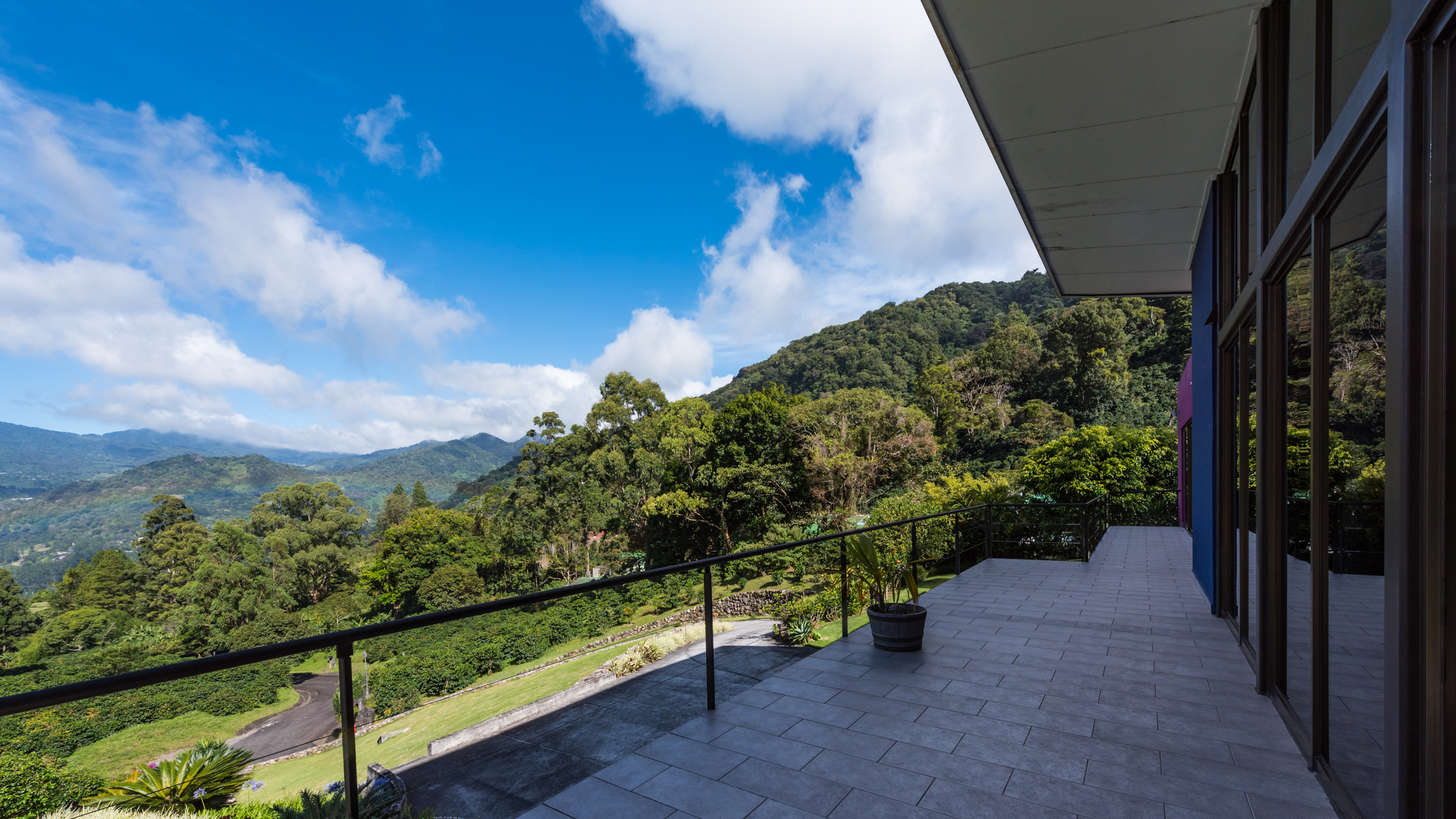 Wow Modern House with Swimming Pool & Spectacular View for Sale in Las Terrazas, Boquete, Panama – Impresionante y moderna casa con piscina y vista espectacular photo 9