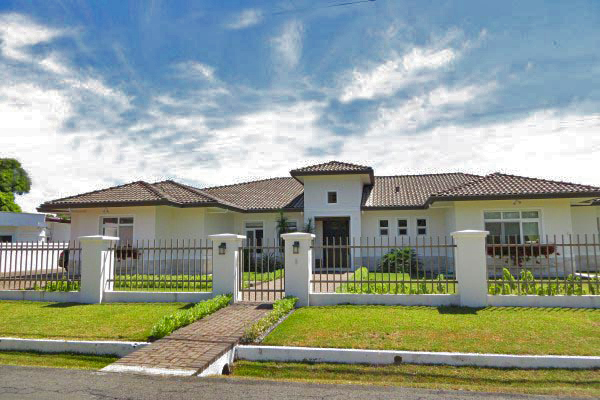 Luxury Estate Home with Swimming Pool in David, Panama – Included with the Property Are a Corp And Permanent Residencies For A Full Family – Casa de Lujo con Piscina en David, Panamá – Incluidos con la Propiedad hay una Corporación y Residencias Permanentes para una Familia Completa photo 3