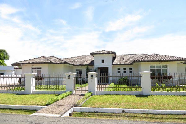 Luxury Estate Home with Swimming Pool in David, Panama – Included with the Property Are a Corp And Permanent Residencies For A Full Family – Casa de Lujo con Piscina en David, Panamá – Incluidos con la Propiedad hay una Corporación y Residencias Permanentes para una Familia Completa photo 12