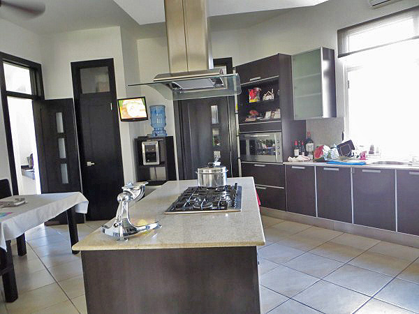 Luxury Estate Home with Swimming Pool in David, Panama – Included with the Property Are a Corp And Permanent Residencies For A Full Family – Casa de Lujo con Piscina en David, Panamá – Incluidos con la Propiedad hay una Corporación y Residencias Permanentes para una Familia Completa photo 11