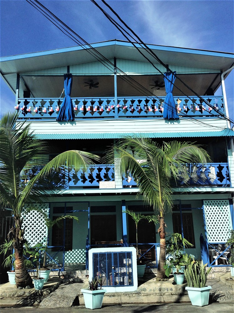 Entire Apartment Building of 7 Units in the Heart of Bocas del Toro Downtown - Fully Furnished - Titled Property - Significant Income - Edificio de apartamentos completo de 7 unidades en Bocas del Toro photo 9