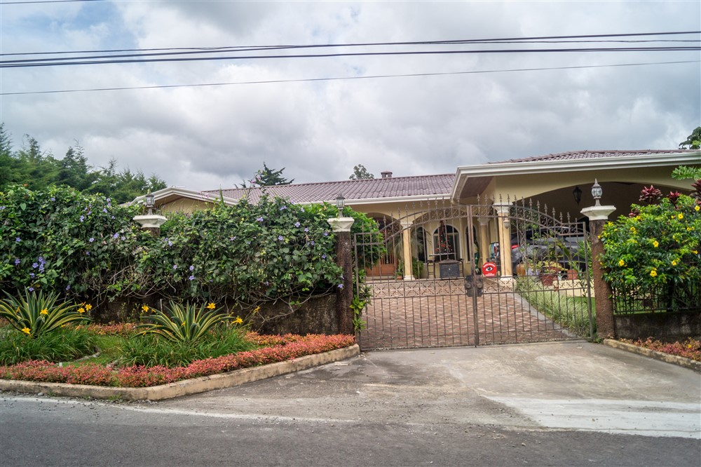 withdrawn - Luxury 6 BD View Home For Sale in Boquete - B & B & Rental Potential - Impresionante Residencia de 6 Recámaras con Vista en Volcancito photo 8