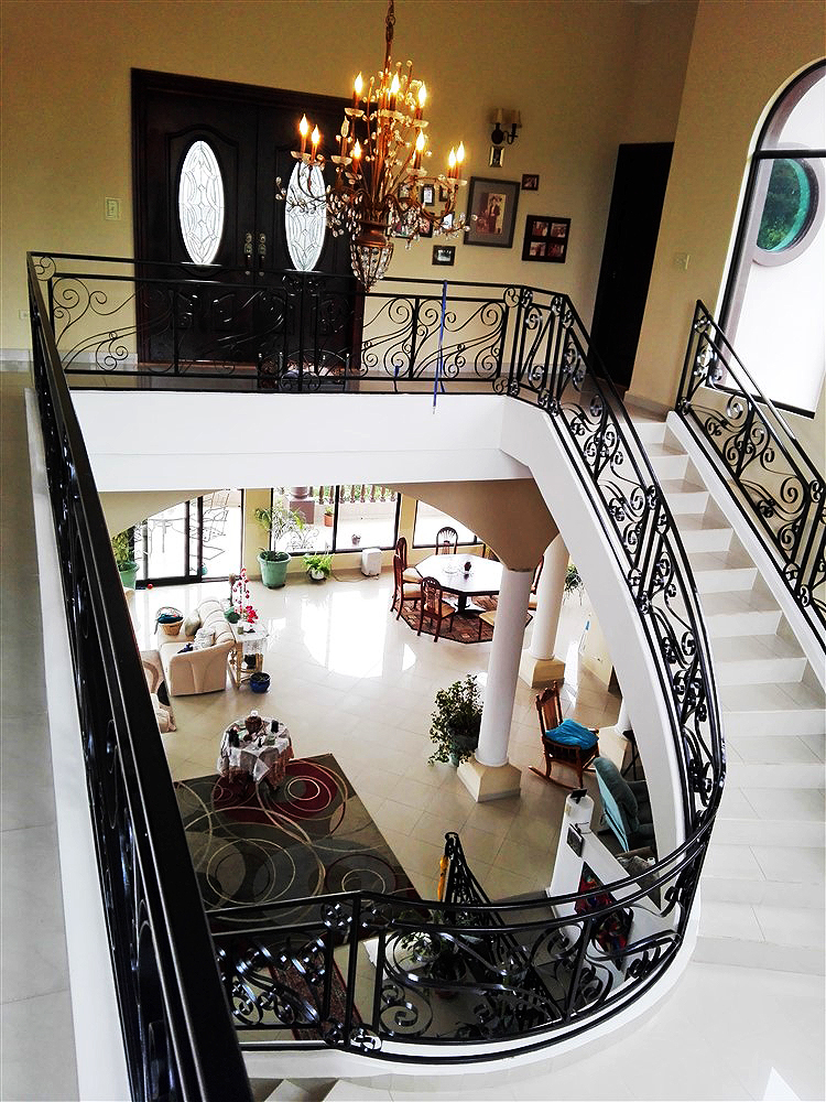 Withdrawn Mansion Nestled in the Sloping Hills of Boquete photo 9
