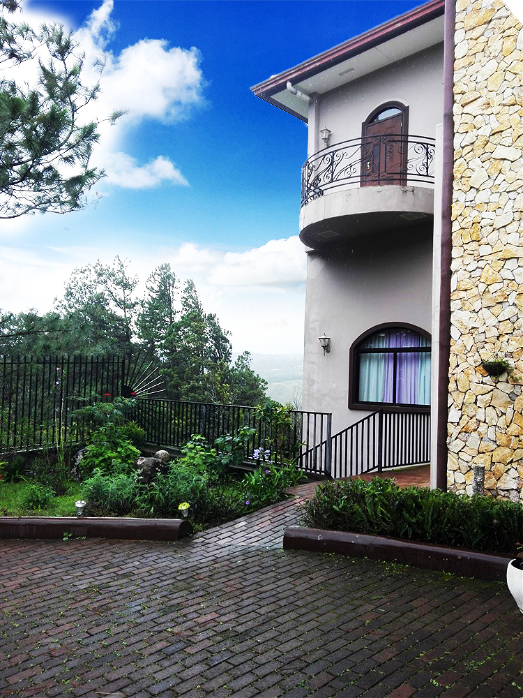 Withdrawn Mansion Nestled in the Sloping Hills of Boquete photo 5