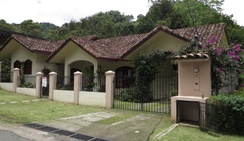 Sold by Casa Solution – Prestigious Address – Downtown Boquete Residence – Reduced – Great Deal of the Month photo 4
