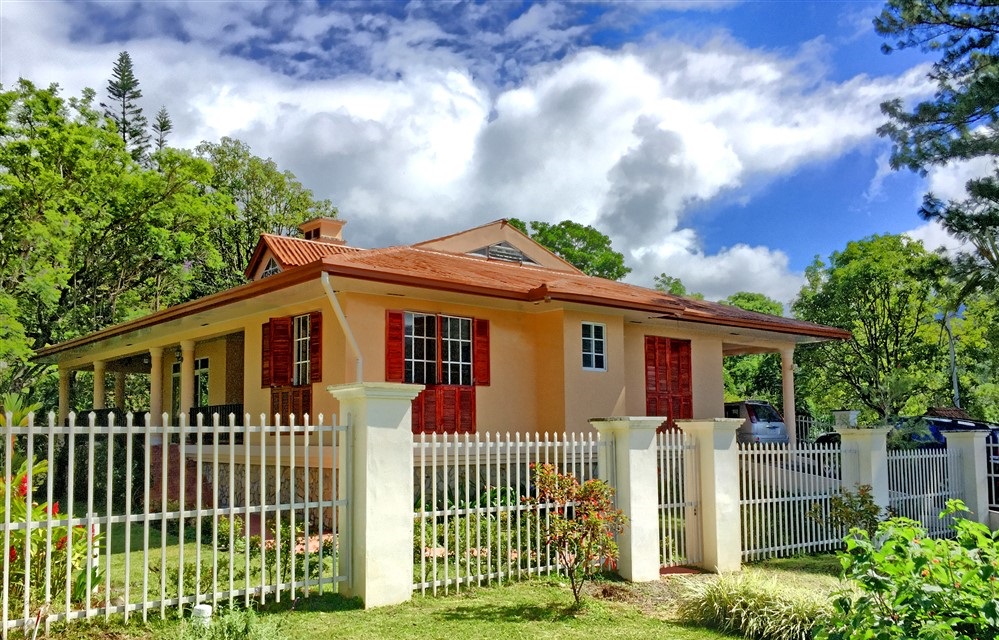 Sold by Casa Solution – Beautiful Downtown Garden House in Prime Location For Sale in Boquete – Furnished – Hermosa Casa Céntrica con Jardín con Excelente Ubicación en Venta en Boquete- Amueblada