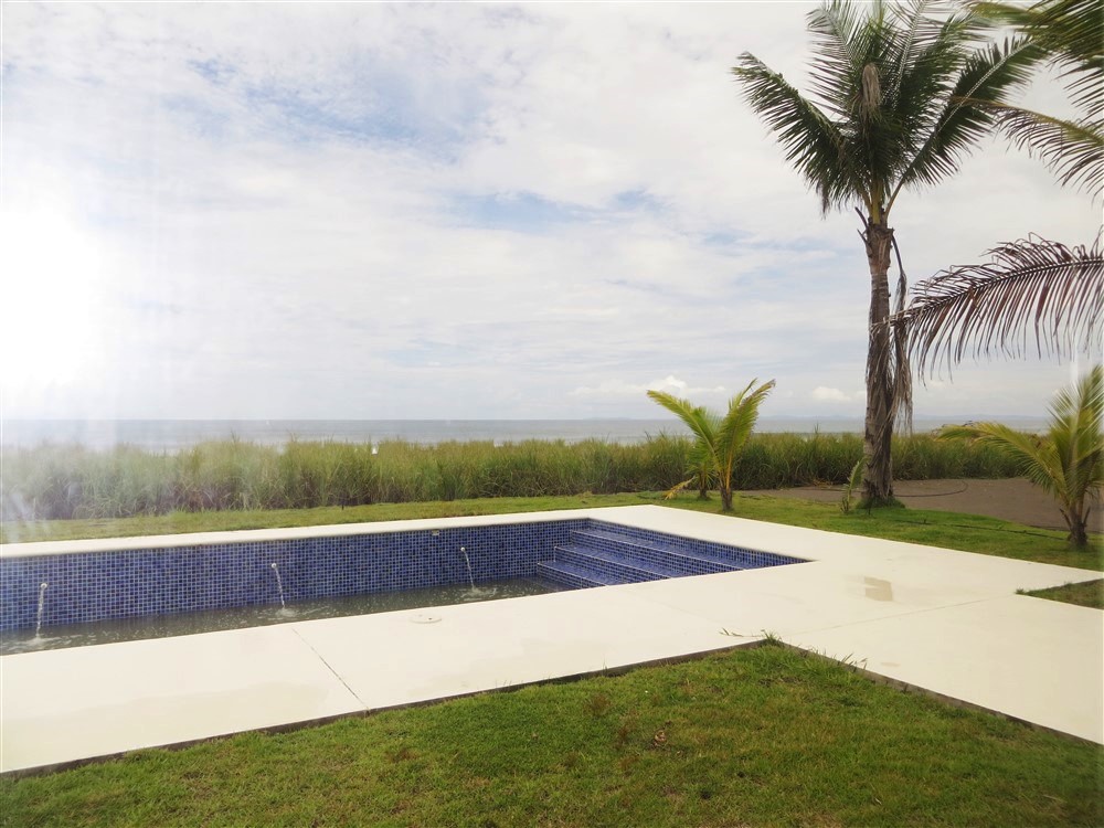 4 Bedroom Oceanfront House in Las Olas, Panama near Costa Rica - Casa de 4 Dormitorios Frente al Mar en Las Olas, La Barqueta,  Panamá photo 2