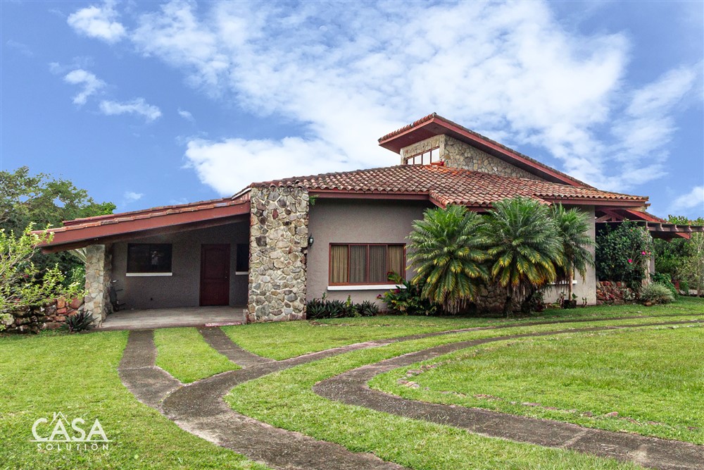 Sold by Casa Solution – Upgraded & Beautiful House for Sale in Los Molinos with Backyard Bordering Forested Area, Boquete, Panama – Hermosa y Renovada Casa en Venta en Los Molinos con Patio Bordeando el Área Forestal, Boquete, Panamá