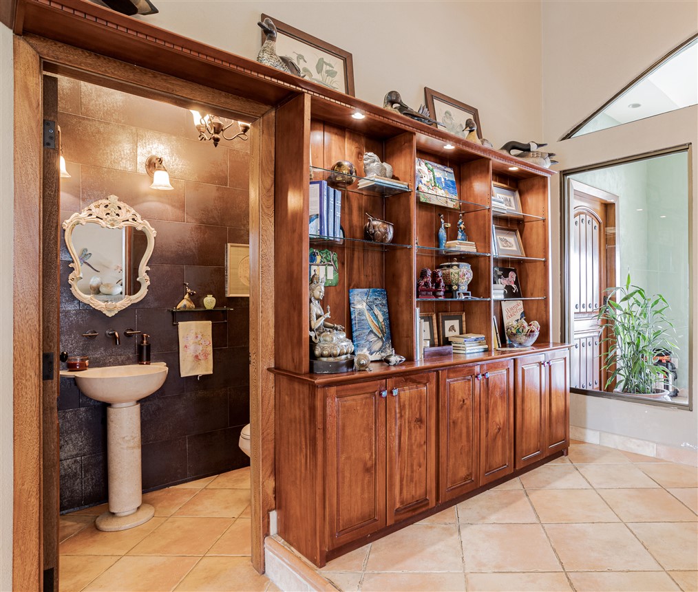 Wonderful Custom Home with Special Features & Guest Suite for Sale in Hacienda Los Molinos, Boquete, Panama – Furnishings Included photo 3