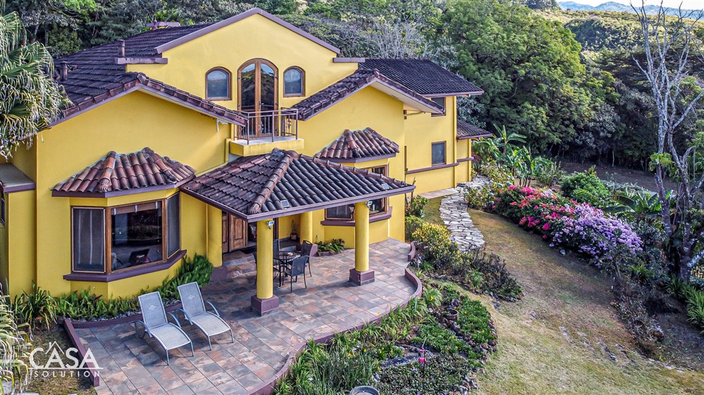 Very Beautiful Home for Sale in Boquete on a Lovely Acre of Landscaped Property in Lucero Golf Community – Incredible Views! – Hermosa Casa de Campo de Golf Lucero en Venta en Boquete en un Hermoso Acre de Propiedad Ajardinada photo 4