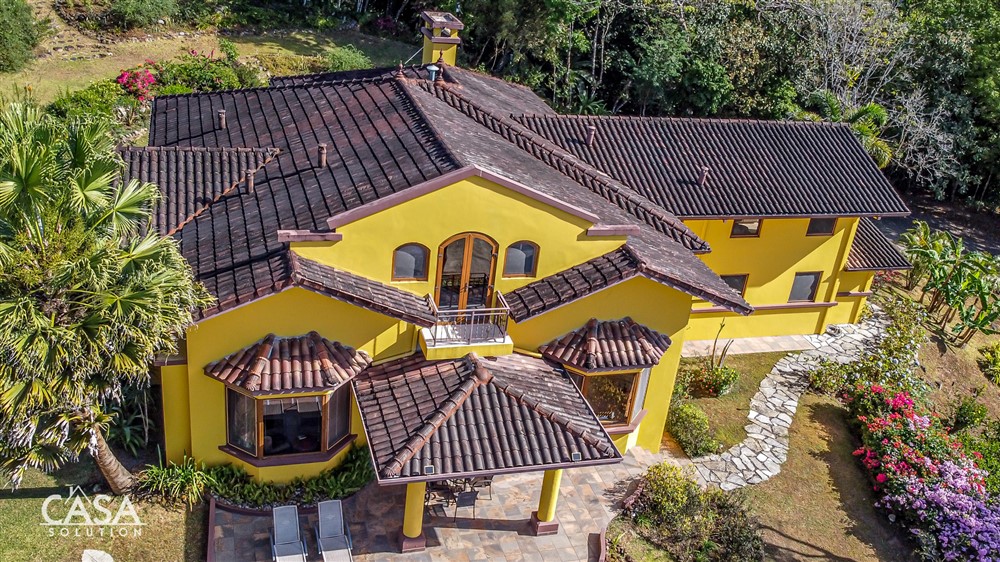 Very Beautiful Home for Sale in Boquete on a Lovely Acre of Landscaped Property in Lucero Golf Community – Incredible Views! – Hermosa Casa de Campo de Golf Lucero en Venta en Boquete en un Hermoso Acre de Propiedad Ajardinada photo 5