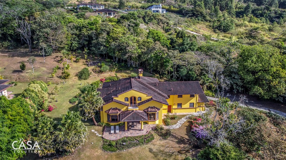 Very Beautiful Home for Sale in Boquete on a Lovely Acre of Landscaped Property in Lucero Golf Community – Incredible Views! – Hermosa Casa de Campo de Golf Lucero en Venta en Boquete en un Hermoso Acre de Propiedad Ajardinada photo 6