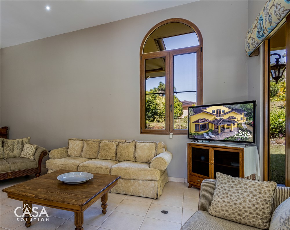 Very Beautiful Home for Sale in Boquete on a Lovely Acre of Landscaped Property in Lucero Golf Community – Incredible Views! – Hermosa Casa de Campo de Golf Lucero en Venta en Boquete en un Hermoso Acre de Propiedad Ajardinada photo 9