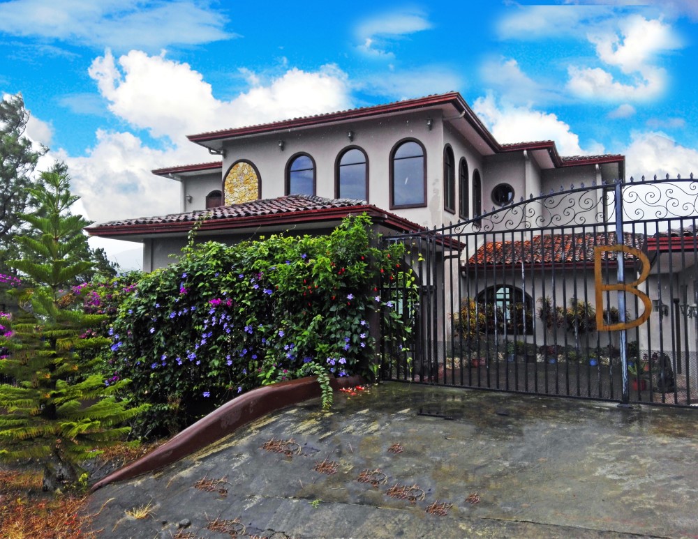 Withdrawn Mansion Nestled in the Sloping Hills of Boquete photo 3