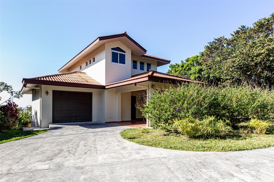 Sold by Casa Solution – House for Sale in Boquete, Panama with Beautiful Grounds & Tremendous Views a Very Private & Amazing Location – Guest House Too! – Choose from 2.2 or 4.4 Acres – Casa en Volcancito con Grandiosa Vista