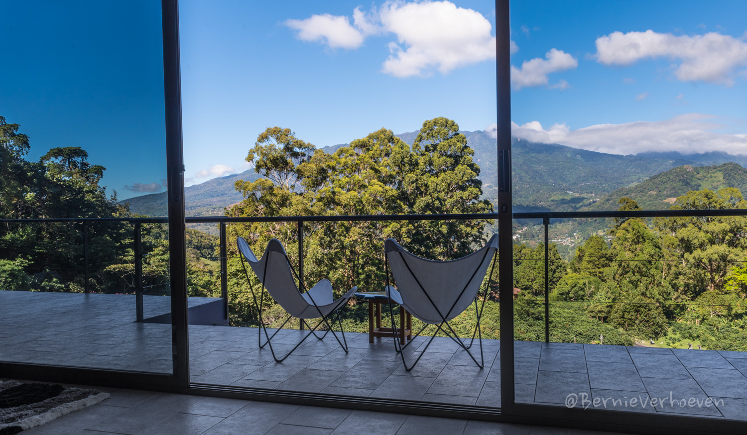 Wow Modern House with Swimming Pool & Spectacular View for Sale in Las Terrazas, Boquete, Panama – Impresionante y moderna casa con piscina y vista espectacular photo 3