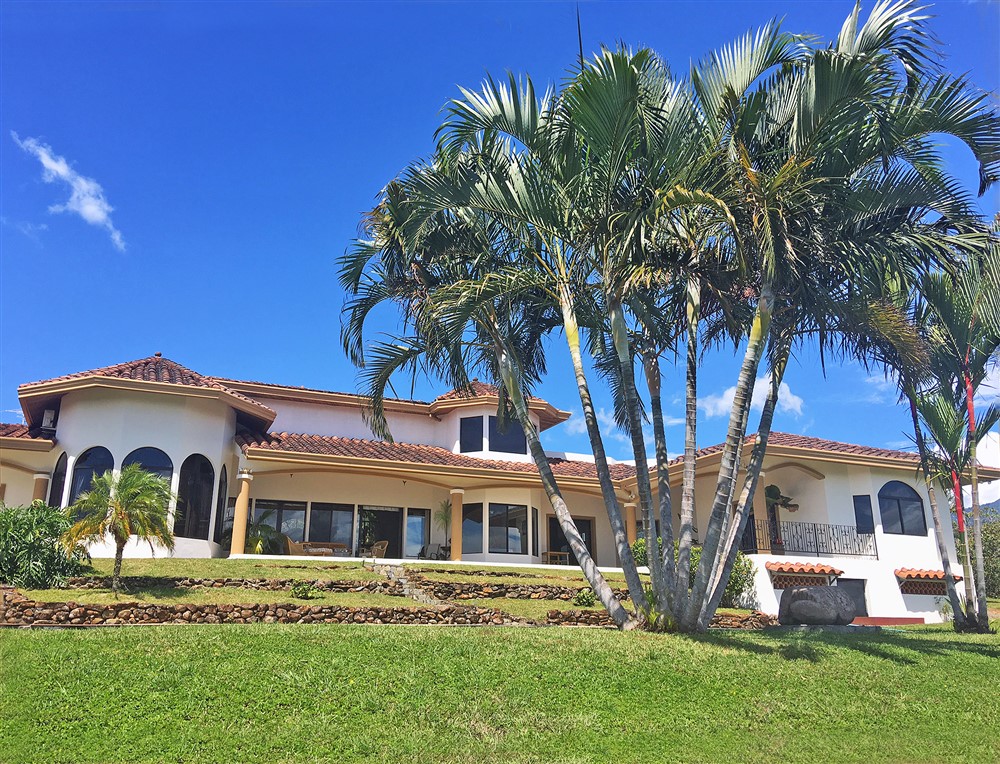 New Price! Grand View Estate House with Pool, for Sale Next to 18 Hole Championship Golf Course – ¡Nuevo Precio! Grandiosa Casa con Piscina, en Venta Junto al Campo de Golf de Campeonato de 18 Hoyos – Boquete photo 3