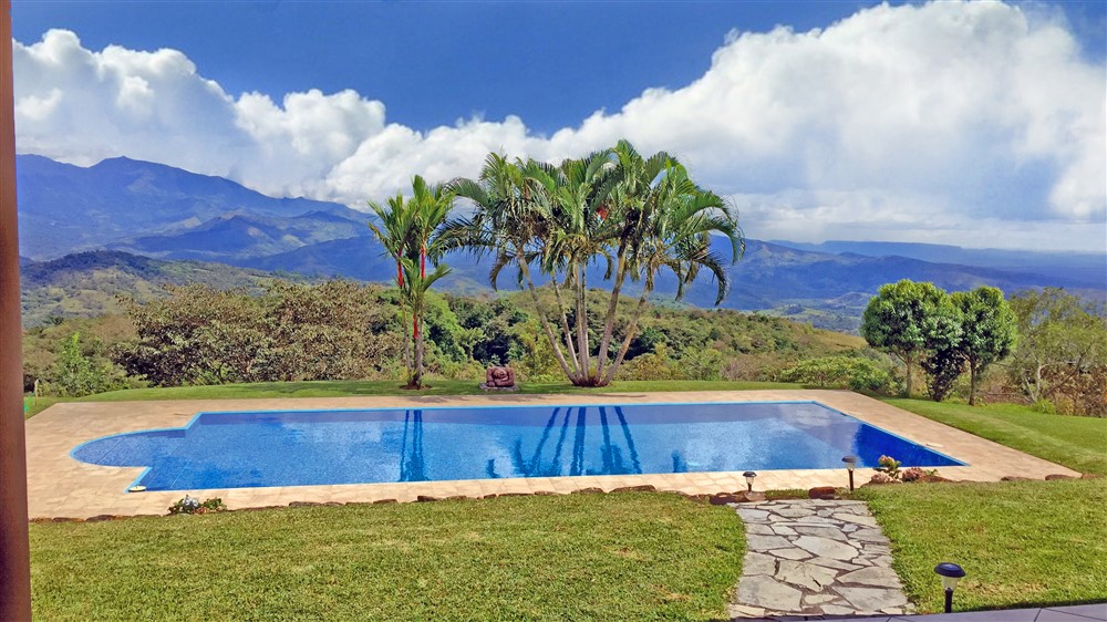 New Price! Grand View Estate House with Pool, for Sale Next to 18 Hole Championship Golf Course – ¡Nuevo Precio! Grandiosa Casa con Piscina, en Venta Junto al Campo de Golf de Campeonato de 18 Hoyos – Boquete photo 5