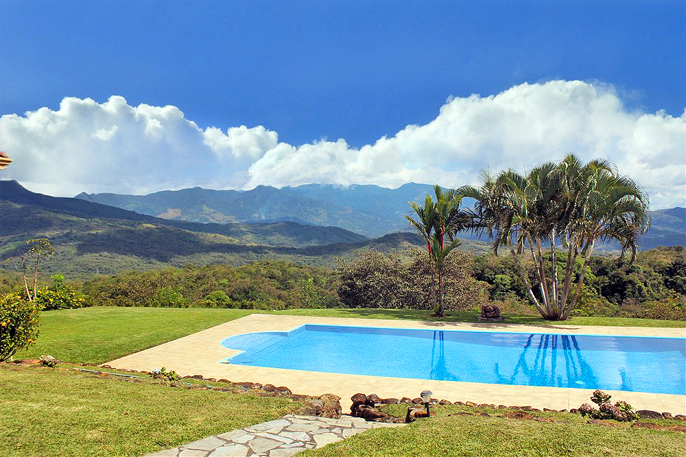 New Price! Grand View Estate House with Pool, for Sale Next to 18 Hole Championship Golf Course – ¡Nuevo Precio! Grandiosa Casa con Piscina, en Venta Junto al Campo de Golf de Campeonato de 18 Hoyos – Boquete photo 7