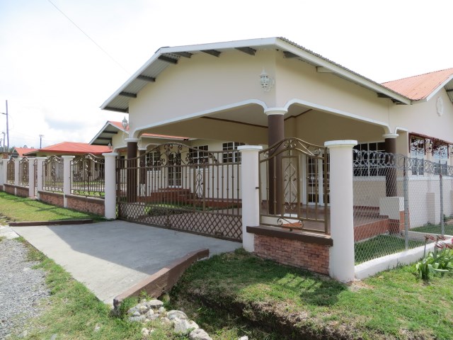 sold Nice house plus three rental units in Alto Boquete photo 2