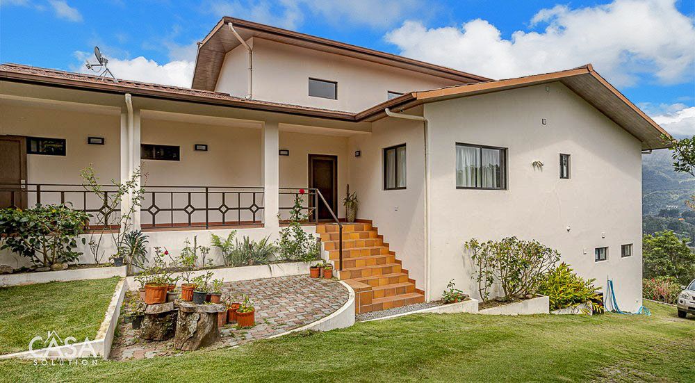 Beautiful House with Incredible View on 3.5 Acres of Productive Coffee Farm in El Salto, Boquete, Panama - Hermosa Casa con Vista Increíble en 3.5 acres y una Finca de Cafe en El Salto, Boquete, Panamá
