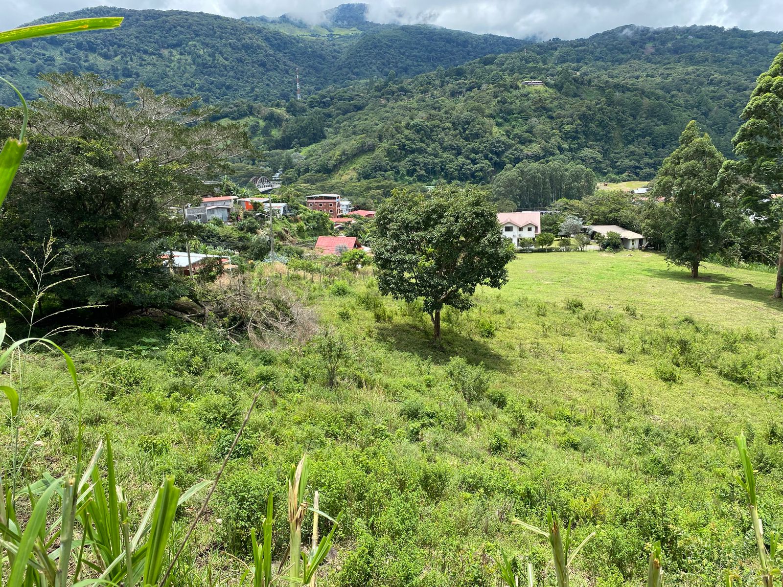 Sold by Owner! Downtown Boquete 4,300 Square Meters of Land  – Has Outstanding Views Too! - Centro de Boquete 4,300 Metros Cuadrados de Terreno - ¡También Tiene Vistas Excepcionales! photo 3