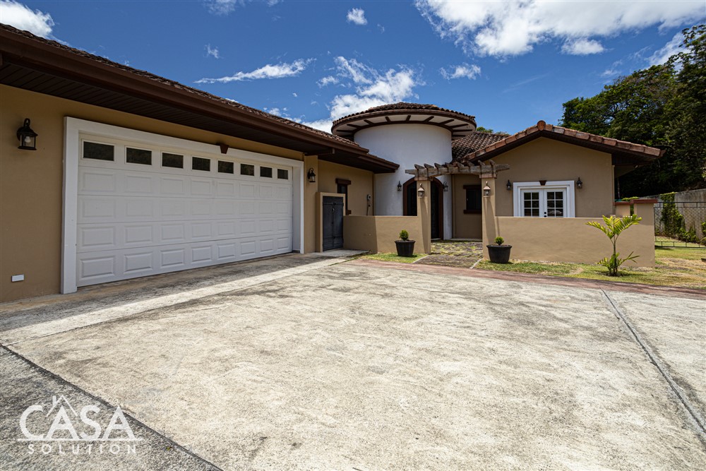 Withdrawn - Luxury House for Sale in Boquete's Prime 18 Hole Golf Course Community, Furnishings Included - Lucero Homes & Golf photo 2