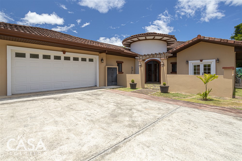 Withdrawn - Luxury House for Sale in Boquete's Prime 18 Hole Golf Course Community, Furnishings Included - Lucero Homes & Golf photo 3