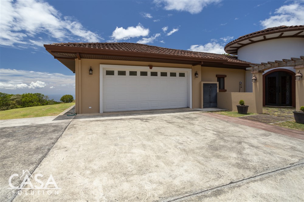 Withdrawn - Luxury House for Sale in Boquete's Prime 18 Hole Golf Course Community, Furnishings Included - Lucero Homes & Golf photo 4