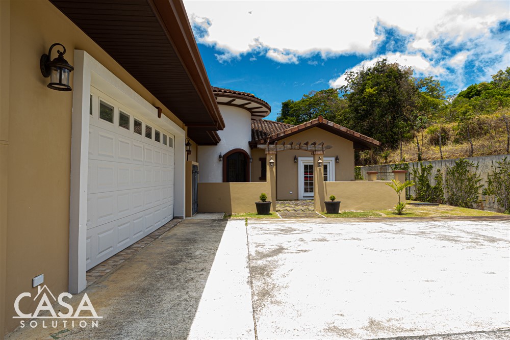 Withdrawn - Luxury House for Sale in Boquete's Prime 18 Hole Golf Course Community, Furnishings Included - Lucero Homes & Golf photo 5
