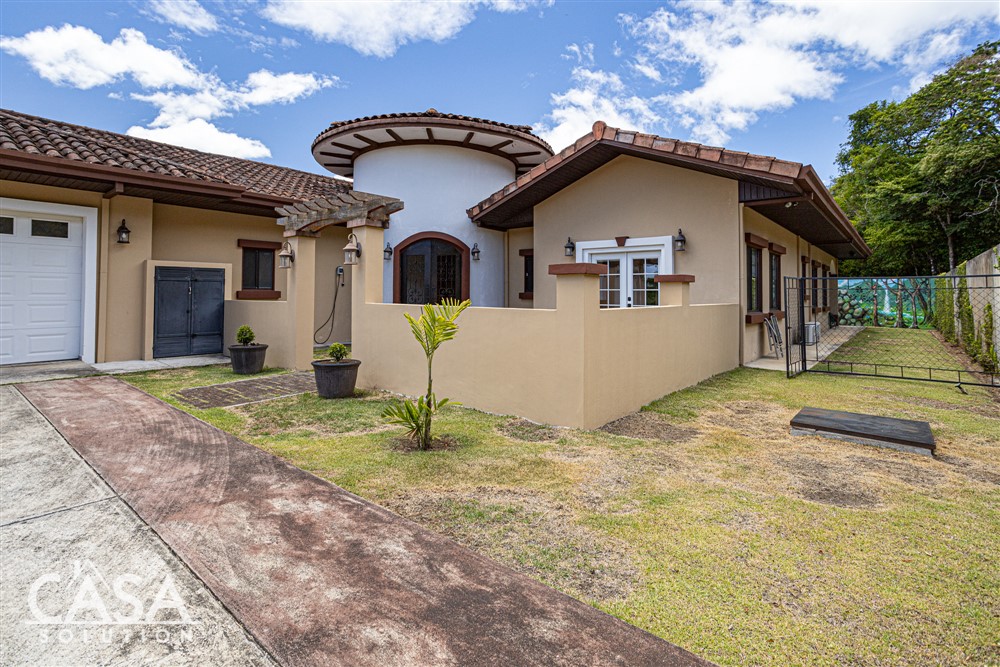 Withdrawn - Luxury House for Sale in Boquete's Prime 18 Hole Golf Course Community, Furnishings Included - Lucero Homes & Golf photo 6