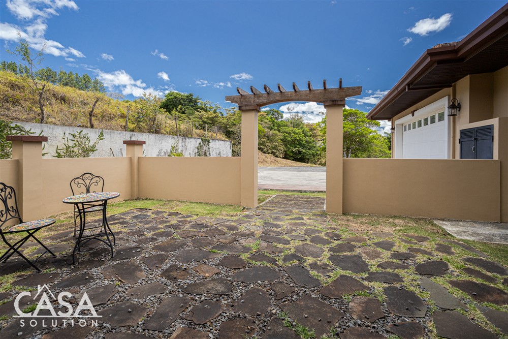 Withdrawn - Luxury House for Sale in Boquete's Prime 18 Hole Golf Course Community, Furnishings Included - Lucero Homes & Golf photo 8