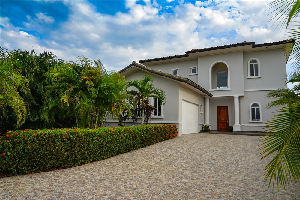 Modern & Beautiful Beachfront House with Swimming Pool for Sale in Las Olas, La Barqueta, Chiriqui - Furnishings Included