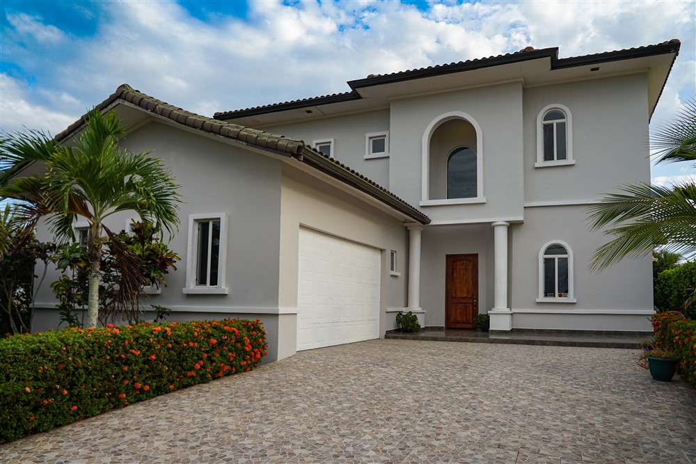 Modern & Beautiful Beachfront House with Swimming Pool for Sale in Las Olas, La Barqueta, Chiriqui - Furnishings Included photo 2