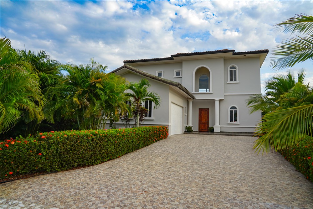 Modern & Beautiful Beachfront House with Swimming Pool for Sale in Las Olas, La Barqueta, Chiriqui - Furnishings Included photo 3