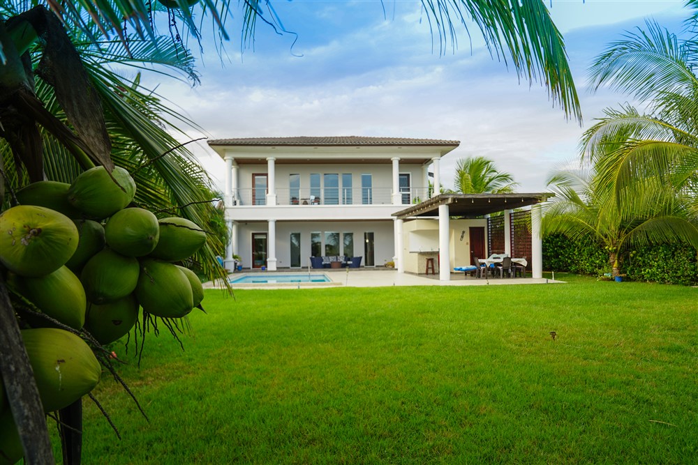 Modern & Beautiful Beachfront House with Swimming Pool for Sale in Las Olas, La Barqueta, Chiriqui - Furnishings Included photo 6