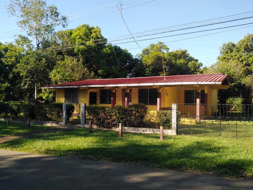 Withdrawn - Price Reduction! Next to Central Square in Dolega, Panama!  House with 2,480 Sq. Meters of Land - Close to Boquete & David - Junto a la Plaza Central en Dolega, Panamá! Casa con 2,480 m2 de tierra - Cerca de Boquete y David