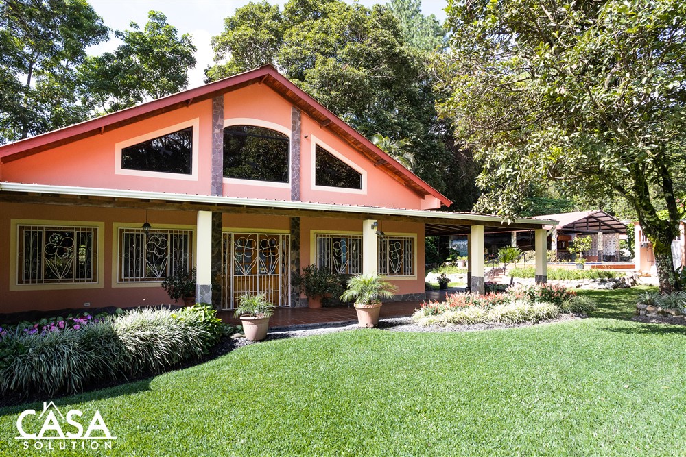 Sold by Casa Solution! FABULOUS ESTATE HOME PLUS RANCHO FOR SALE RIGHT IN DOWNTOWN BOQUETE, CHIRIQUÍ! GREAT POTENTIAL FOR A B&B photo 2