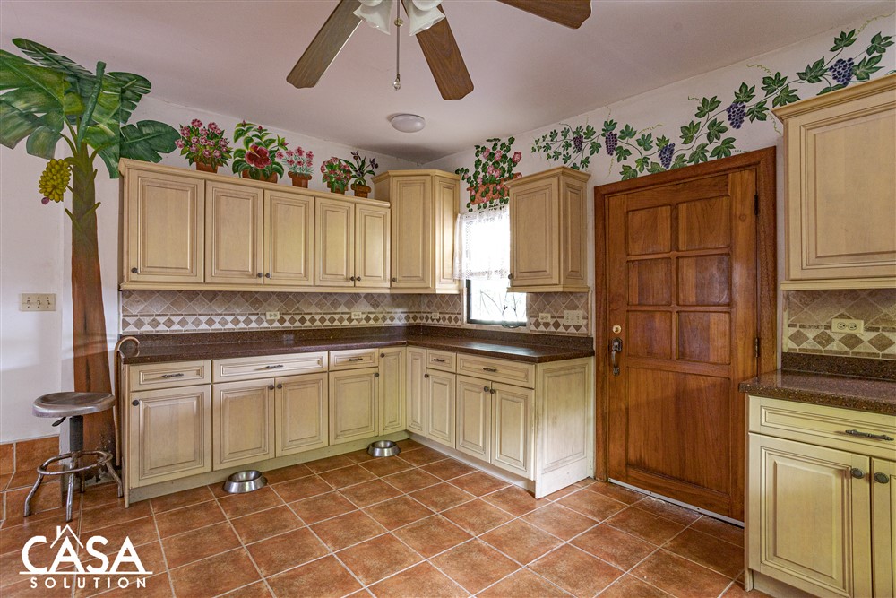 Sold by Casa Solution! FABULOUS ESTATE HOME PLUS RANCHO FOR SALE RIGHT IN DOWNTOWN BOQUETE, CHIRIQUÍ! GREAT POTENTIAL FOR A B&B photo 11