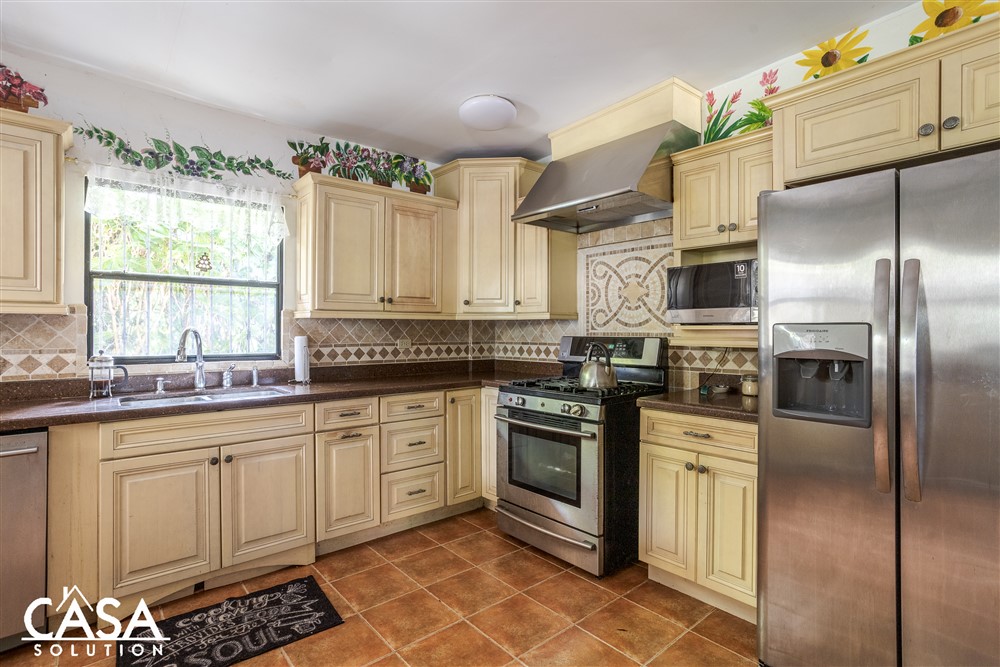 Sold by Casa Solution! FABULOUS ESTATE HOME PLUS RANCHO FOR SALE RIGHT IN DOWNTOWN BOQUETE, CHIRIQUÍ! GREAT POTENTIAL FOR A B&B photo 12