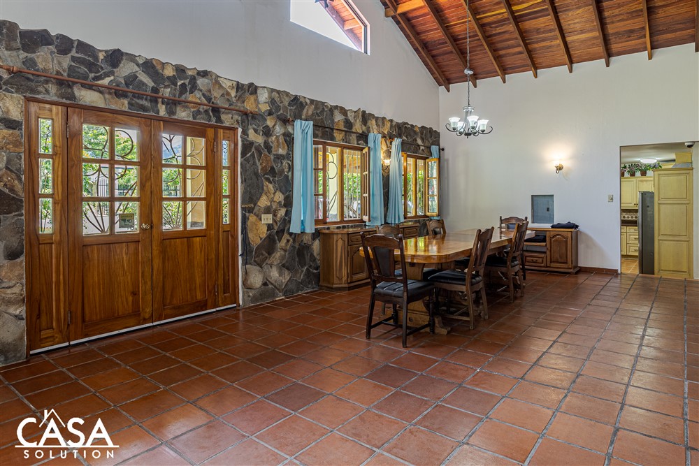 Sold by Casa Solution! FABULOUS ESTATE HOME PLUS RANCHO FOR SALE RIGHT IN DOWNTOWN BOQUETE, CHIRIQUÍ! GREAT POTENTIAL FOR A B&B photo 8