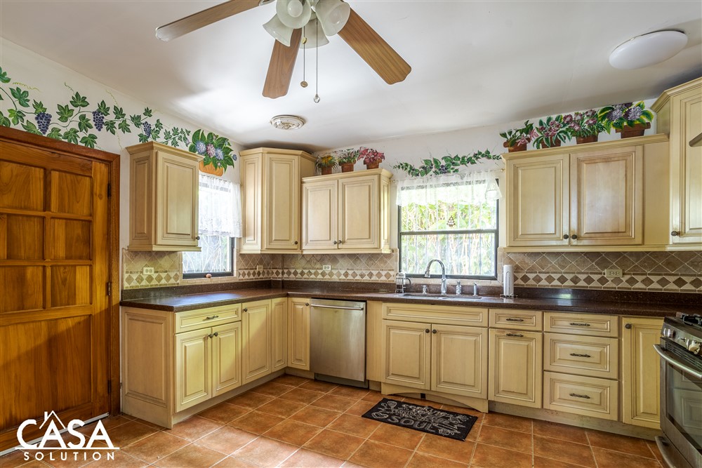 Sold by Casa Solution! FABULOUS ESTATE HOME PLUS RANCHO FOR SALE RIGHT IN DOWNTOWN BOQUETE, CHIRIQUÍ! GREAT POTENTIAL FOR A B&B photo 10