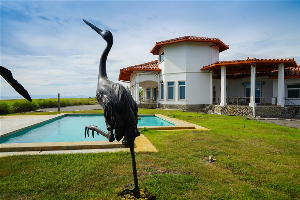 Sold by Casa Solution - Outstanding Large Beachfront House with Swimming Pool on 3,000 Square Meter Triple Lot in Las Olas Resort – Furnishings Included photo 6