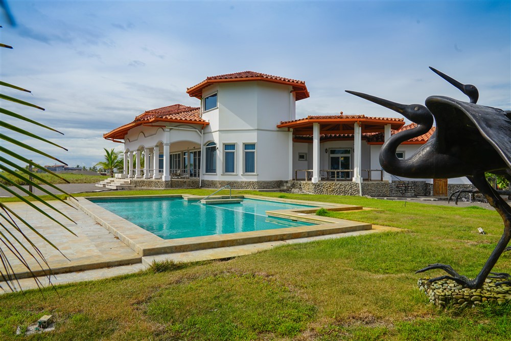 Sold by Casa Solution - Outstanding Large Beachfront House with Swimming Pool on 3,000 Square Meter Triple Lot in Las Olas Resort – Furnishings Included photo 7