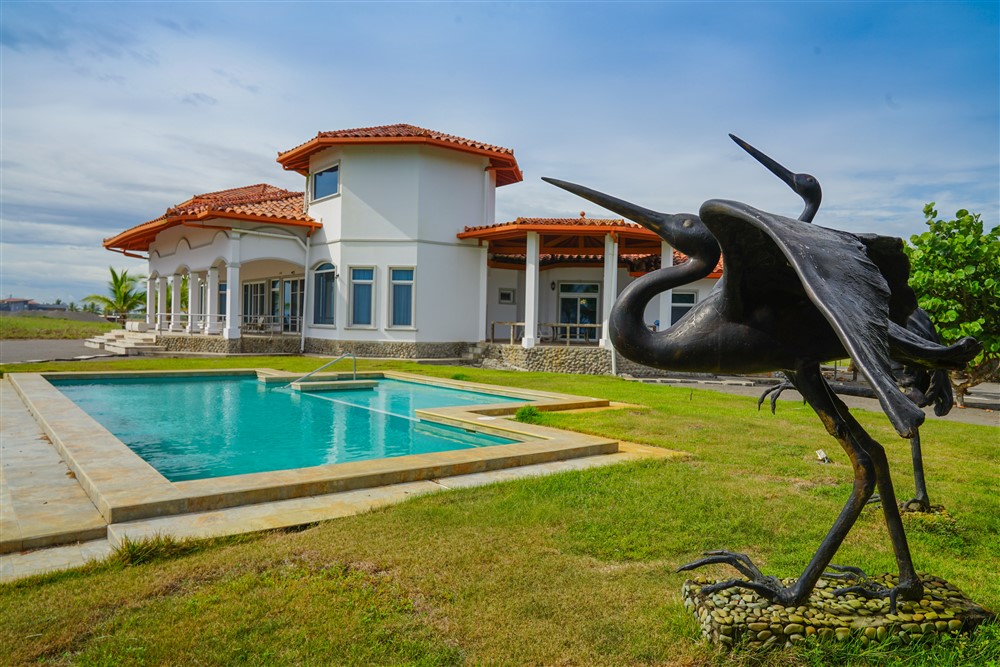 Sold by Casa Solution - Outstanding Large Beachfront House with Swimming Pool on 3,000 Square Meter Triple Lot in Las Olas Resort – Furnishings Included photo 8