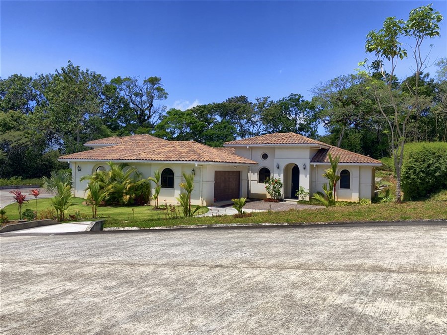 Wonderful Villa in the Lucero 18 Hole Championship Golf Course Community, Boquete, Panama - Furnishings Included! Maravillosa Villa en el Campo de Golf de 18 Hoyos de Lucero, Boquete, Panamá photo 2
